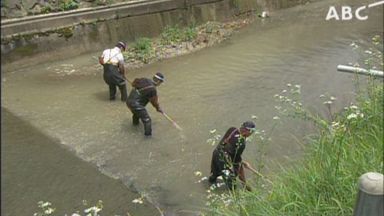 川に頭と腕のない女性遺体「人が浮いている」
