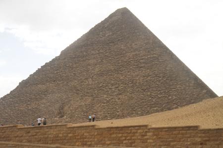 エジプト：ピラミッドの謎、宇宙線で解明へ 「ミュー粒子」活用 福島原発でも実績、日本の技術で