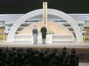 大震災追悼式で天皇陛下「国民が心を一つに」 2016年03月11日 21時31分
