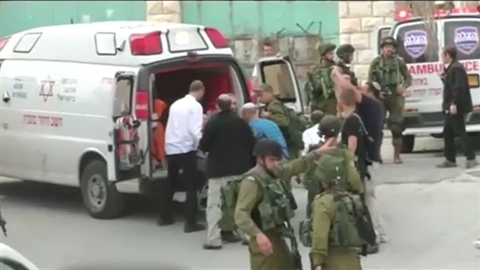 イスラエル軍兵士、負傷し倒れたパレスチナ人に銃撃で拘束