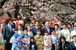安倍首相「桜を見る会」であいさつ 後半国会気を引き締める～Ｚ！