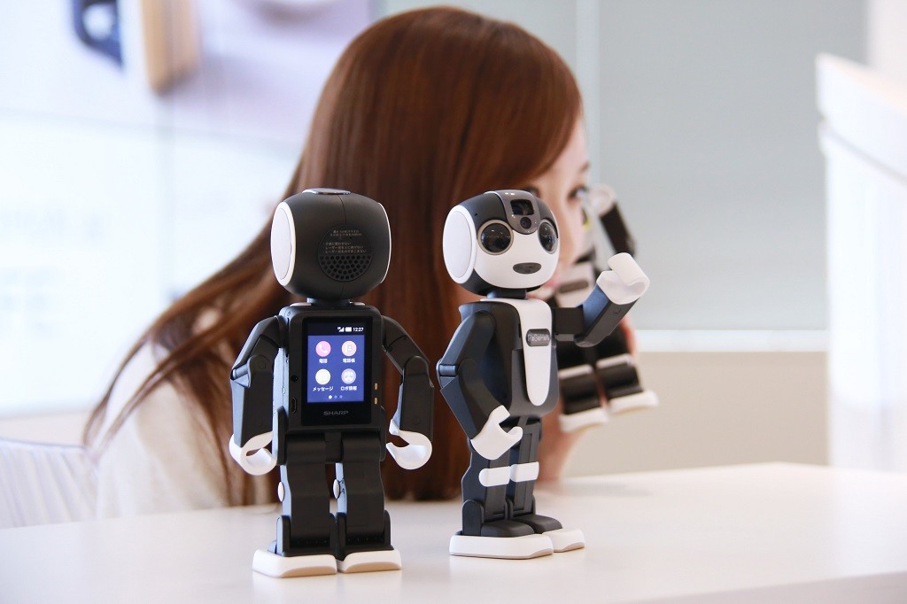 シャープのモバイル型ロボット電話『RoBoHoN』が19万8000円で5月26日より発売 SIMフリーで独自の回線サービスも提供
