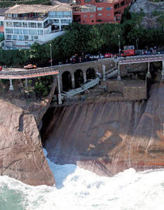 リオの自転車専用道路の橋100メートル崩落