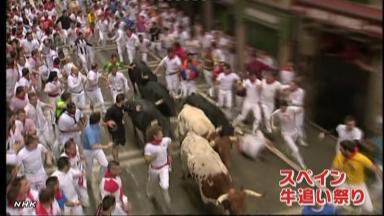 伝統の牛追いで日本人けが スペイン北部
