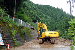 土砂崩れ、住民４０人一時孤立 揖斐川町の県道、雨影響