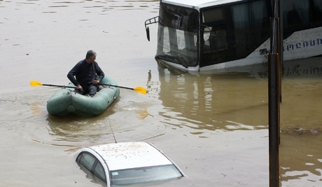 ロシア南部で洪水、１４１人死亡 一夜で水深７メートル