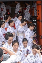 祇園の芸舞妓１００人、芸の上達願う 京都で「お千度」