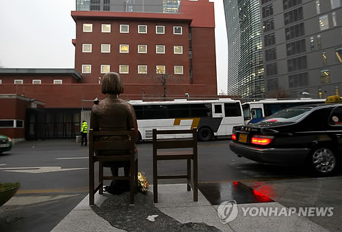 在韓日本大使館にトラック突っ込む 男拘束、竹島問題で抗議か