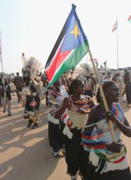 南スーダンが独立１周年 式典で軍事パレード
