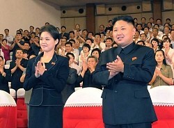 北朝鮮・金正恩第1書記の最新映像を公開 傍らに謎の美女