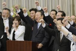 鳩山元首相、小沢氏と連携へ 「党内外で」