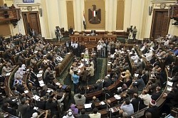 エジプト:「憲法裁判断を尊重」大統領譲歩…議会再招集で