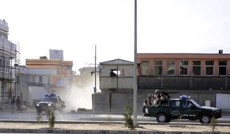 結婚式で自爆テロ、花嫁の父ら１７人以上死亡 アフガン