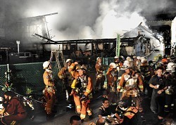 火災:共同住宅が全焼 焼け跡から１人の遺体 大阪