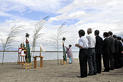 海開き:雨の中、若者が歓声−−徳島・小松海水浴場 ／徳島