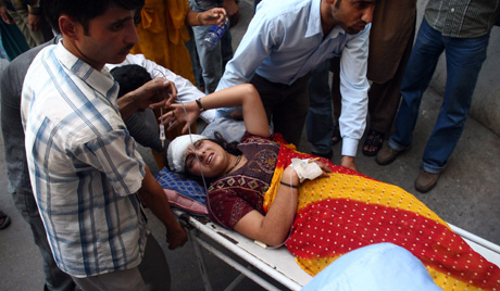 １００人以上乗車のバスが運河に転落、３９人死亡 ネパール