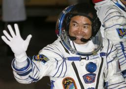 星出さんの母校・慶大、打ち上げ中継に歓声