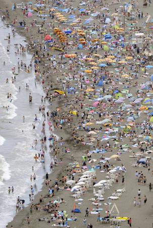 猛暑で熱中症６６０人搬送 連休最終日、水の事故８人死亡