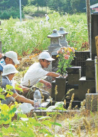 飯舘・長泥地区「帰還困難」に 荒れる故郷、墓前に別れ