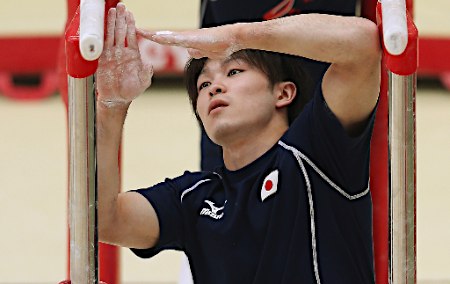 内村らユーロスターでロンドン到着