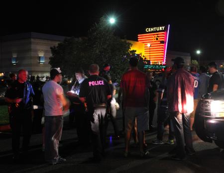 米映画館で銃乱射、１４人死亡 ２０代男逮捕、５０人負傷