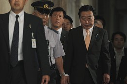 雨の中、元首相交え官邸前抗議 「再稼働反対」