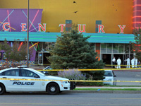 米映画館で銃乱射 12人死亡 24歳男拘束