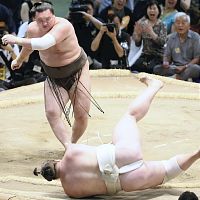 白鵬と日馬富士が１３戦全勝、稀勢の里は１０勝