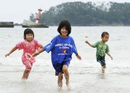 東日本大震災:宮城県で唯一の海開き 気仙沼