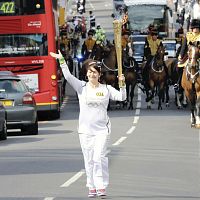 開幕まで６日、ロンドン市内で聖火リレー始まる