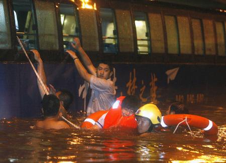 北京、６０年で最大の豪雨 ３７人死亡、約３万人が緊急避難