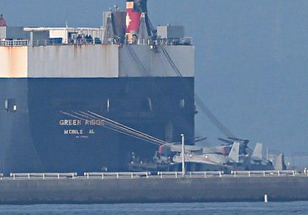 オスプレイ、岩国基地陸揚げ