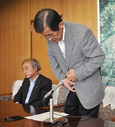 伊賀市長、受注業者と温泉旅行…便宜供与は否定