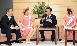 ミスピーチ:福島のモモＰＲ、首相に贈る