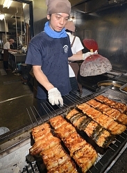 土用丑の日:県内でもにぎわい 「日本の食文化守る」 ／鹿児島