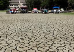 地球気温:歴史的な「暑い年」に 北極圏の氷、急速に消失