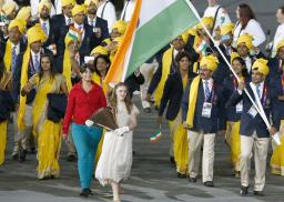 五輪入場行進に謎の女性 インド選手団に紛れ込む