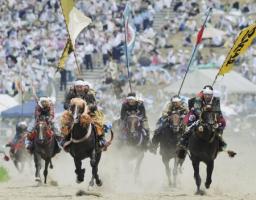 甲冑競馬、２年ぶり復活 相馬野馬追、４万人が歓声