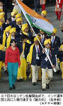 インド選手団に「謎の女性」＝ロンドン五輪開会式で行進〔五輪〕