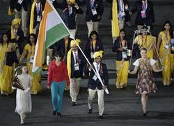 五輪開会式、インド選手団に謎の女性