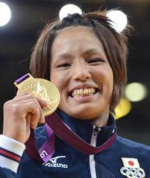 女子５７キロ級で優勝し、金メダルを手に笑顔を見せる松本薫＝エクセル（共同）