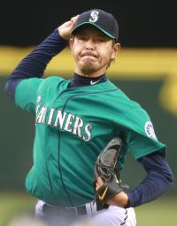 岩隈 今季 2勝目 8回を 1失点 13奪三振