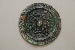 古墳:後漢時代の中国鏡が出土…精巧な文様 奈良・上牧町