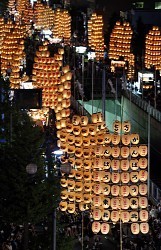 秋田竿燈まつり:夜空に１万個、希望の光 ／秋田