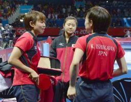 表彰台で笑顔咲く＝王者相手に粘りの決勝－銀メダルの卓球女子〔五輪・卓球〕