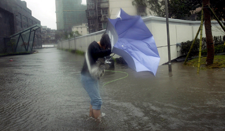 日本路線など欠航相次ぐ 上海市南方に台風１１号上陸