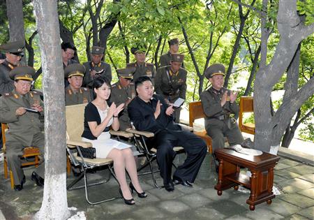 正恩氏夫人はブランド好き？＝軍視察時にディオールのバッグ