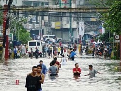 フィリピン・マニラの水害が深刻化、土砂崩れで死者多数