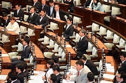 内閣不信任案否決:民主、止まらぬ造反