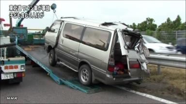 福島の東北道で車が分離帯に衝突 ５人搬送